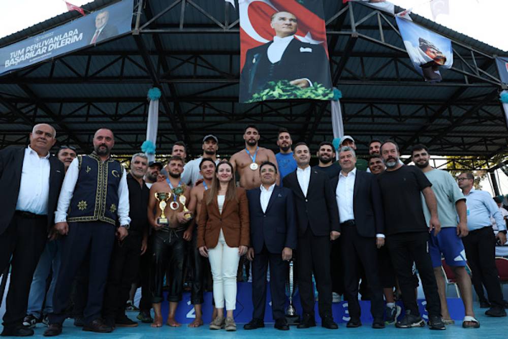 Kurtdereli Mehmet Pehlivan Yağlı G&uuml;reşleri&rsquo;nde başpehlivan Mustafa Taş oldu