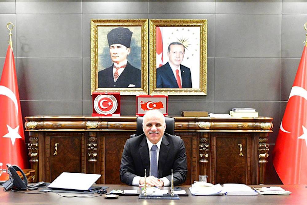 Vali Zorluoğlu: Kayapınar&rsquo;daki bina yangını b&uuml;y&uuml;k oranda kontrol altına alındı