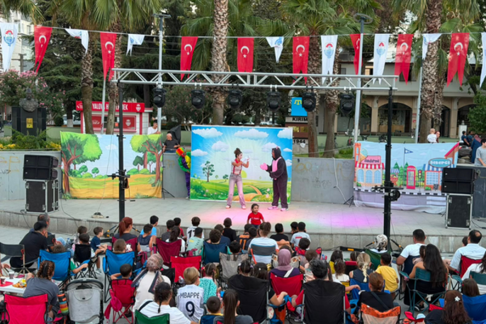 Yalova&rsquo;da &ccedil;ocuklar tiyatro ve oyun parkurunda buluştu