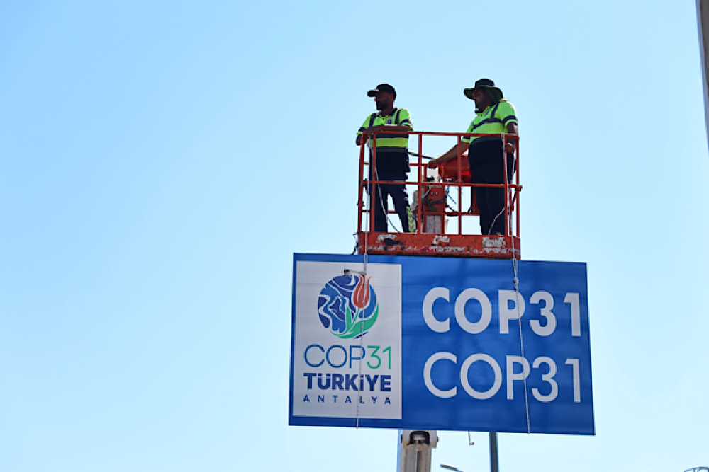 Antalya, COP31&rsquo;e hazırlanıyor: 67 yeni y&ouml;n levhası monte ediliyor