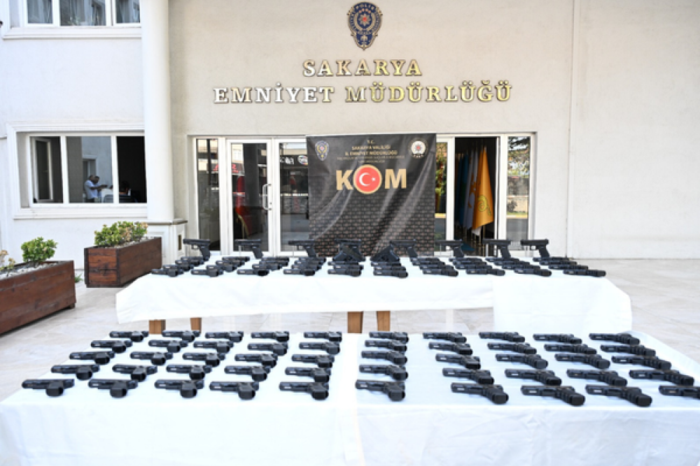 Sakarya&rsquo;da ka&ccedil;ak silah sevkiyatına operasyon: 100 ruhsatsız tabanca ele ge&ccedil;irildi