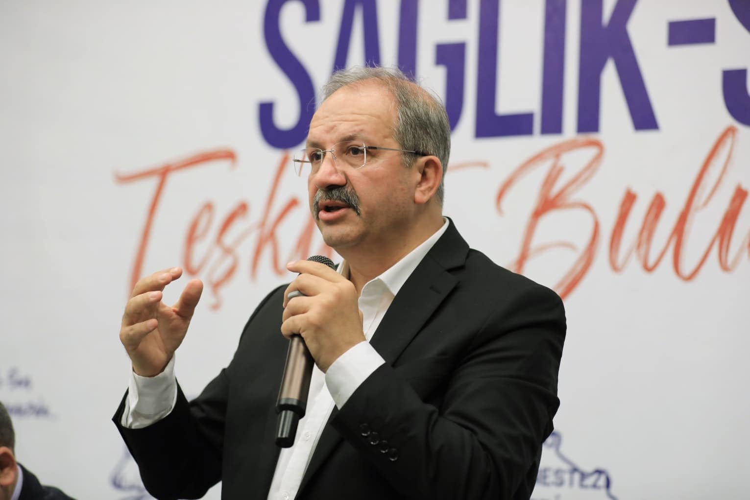 &ldquo;Sağlık Profesyonellerine Muayene &Ouml;nceliği Hakkı Tanınmalı&rdquo;