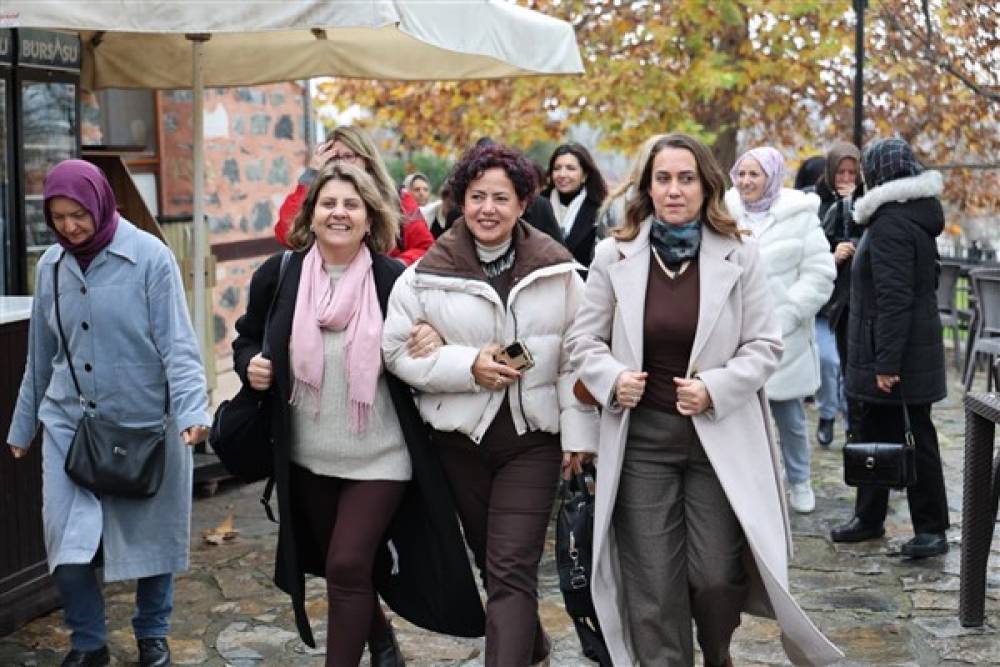 Osmangazili kadınlar k&uuml;lt&uuml;r turlarıyla moral buluyor