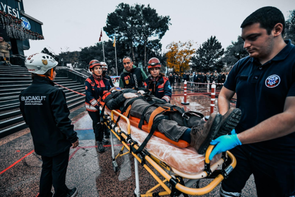 İzmir&rsquo;de yangın, kurtarma ve tahliye tatbikatı yapıldı