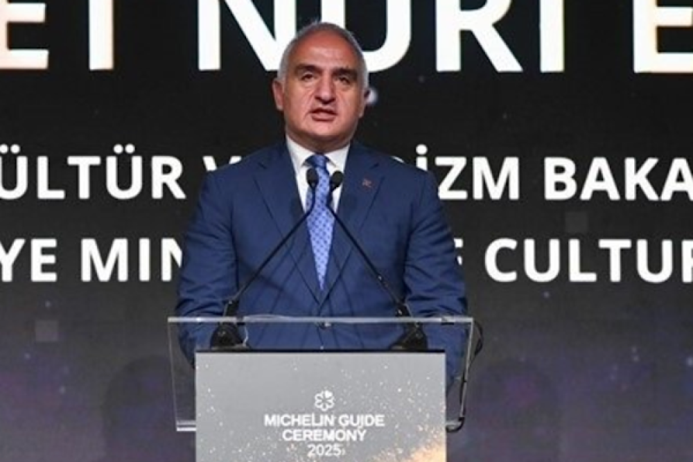 K&uuml;lt&uuml;r ve Turizm Bakanı Ersoy, Atat&uuml;rk K&uuml;lt&uuml;r Merkezi&rsquo;ndeki iki sergiyi ziyaret etti