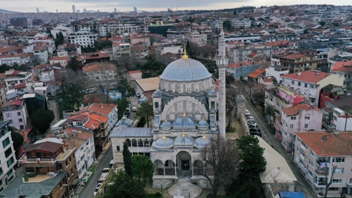 Osmanlı'nın barok ve geleneksel mimariyi buluşturduğu Ayazma Camisi teravihte dolup taşıyor