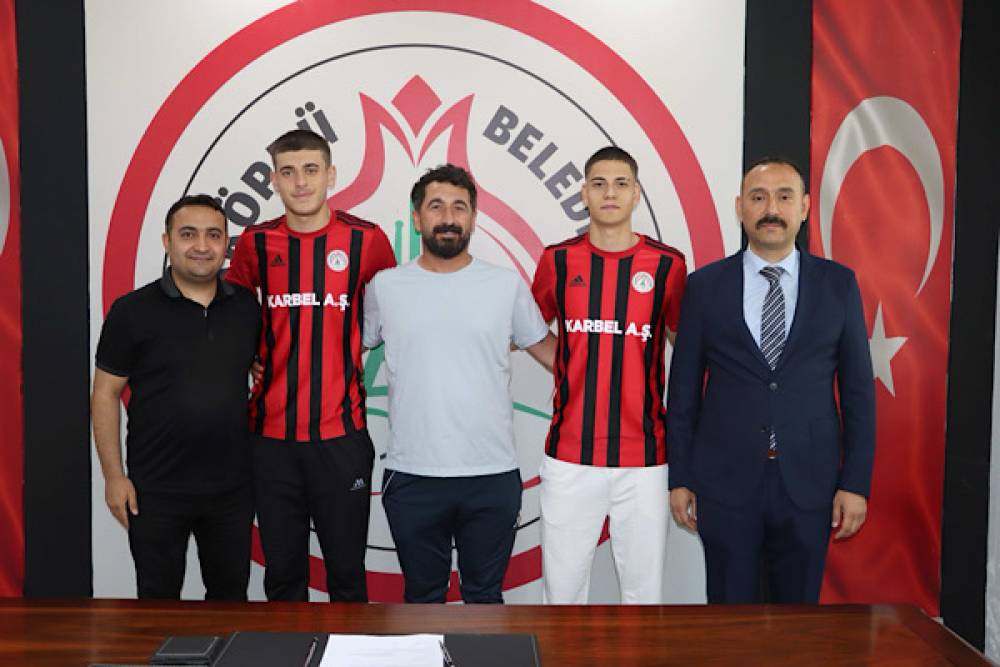 Karak&ouml;pr&uuml; Belediyespor&rsquo;da 2 gen&ccedil; futbolcu profesyonel s&ouml;zleşme imzaladı