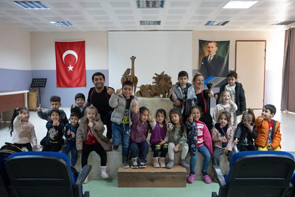 Buca&rsquo;da Kendini Arayan Z&uuml;rafa oyunu miniklerle buluştu