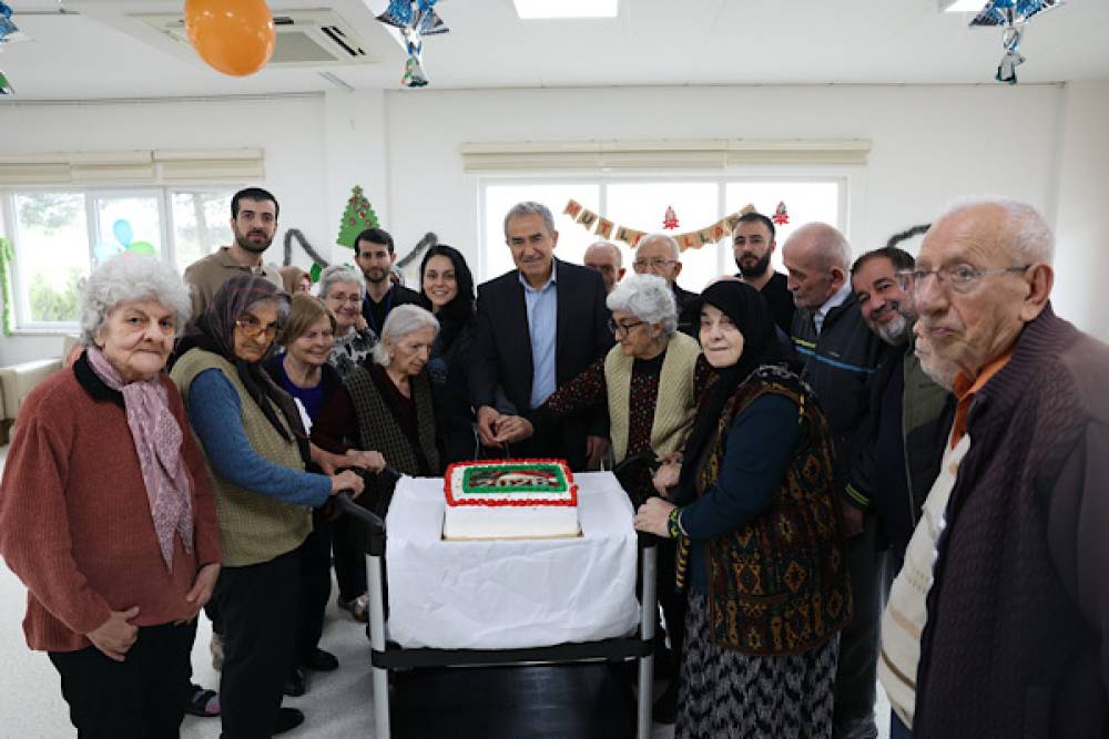 Nil&uuml;fer&rsquo;de yaşlılar yeni yılı erken kutladı