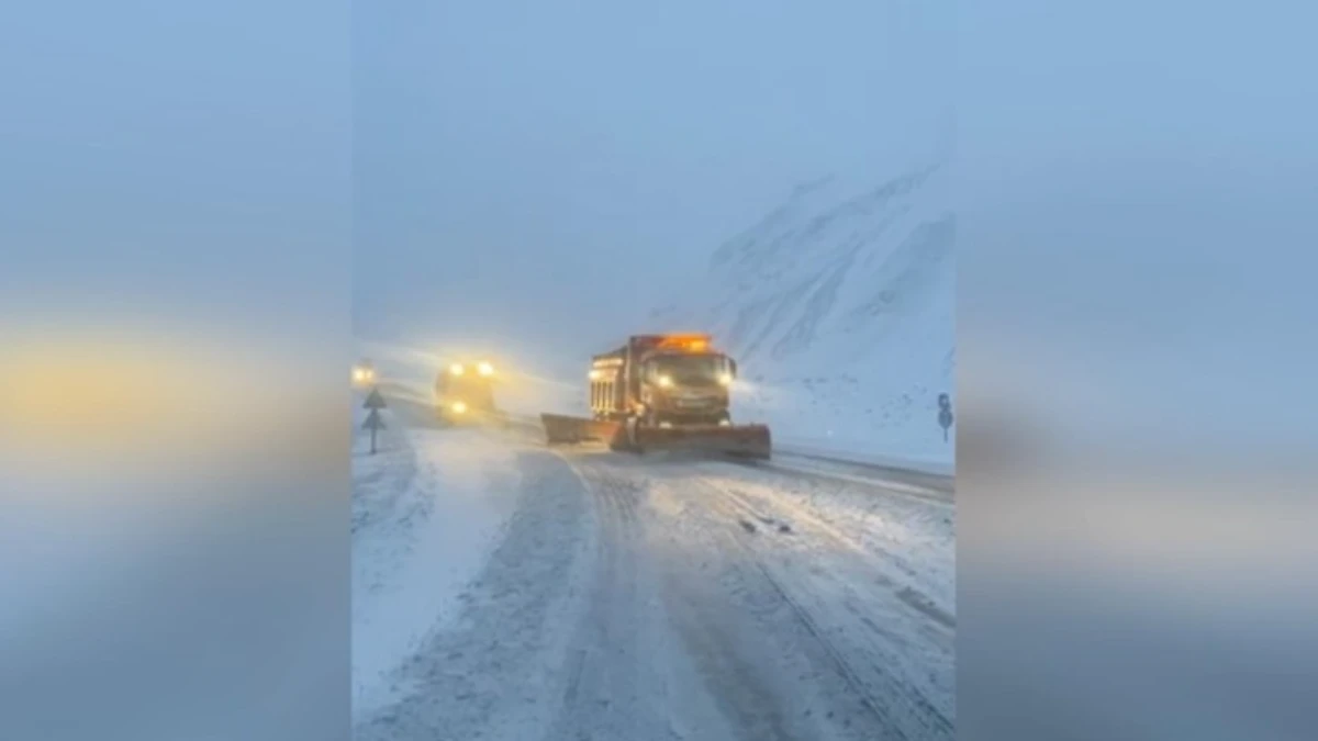 Kar yağışıyla birlikte KGM ekipleri sahada: Yollar i&ccedil;in 7 g&uuml;n 24 saat mesai