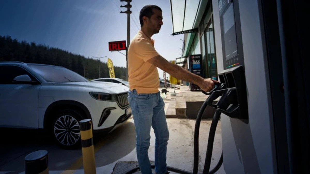 Elektrikli ara&ccedil; ekosistemi g&uuml;&ccedil;leniyor: Hızlı şarj istasyonu sayısı &uuml;&ccedil; katına &ccedil;ıktı