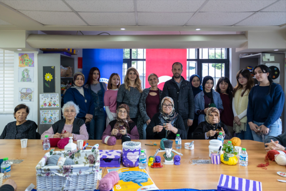 G&uuml;l&uuml;mse Alzheimer Yaşam Merkezi'de hastalar, &ouml;ğrencilerle etkinlik yaptı