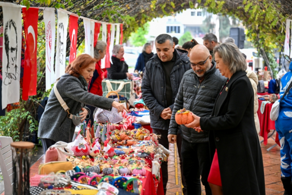 Bornova'da Yılbaşı Hediyelik Eşya G&uuml;nleri ger&ccedil;ekleşti