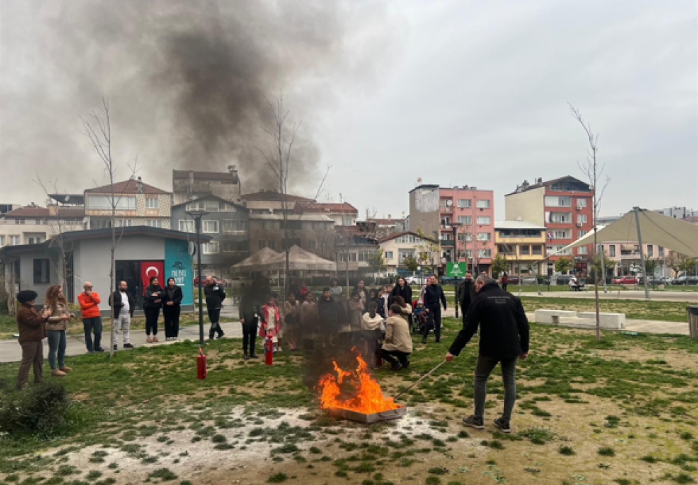Nil&uuml;fer'de deprem ve yangın anınada yapılması gerekenlere ilişkin eğitim ger&ccedil;ekleşti