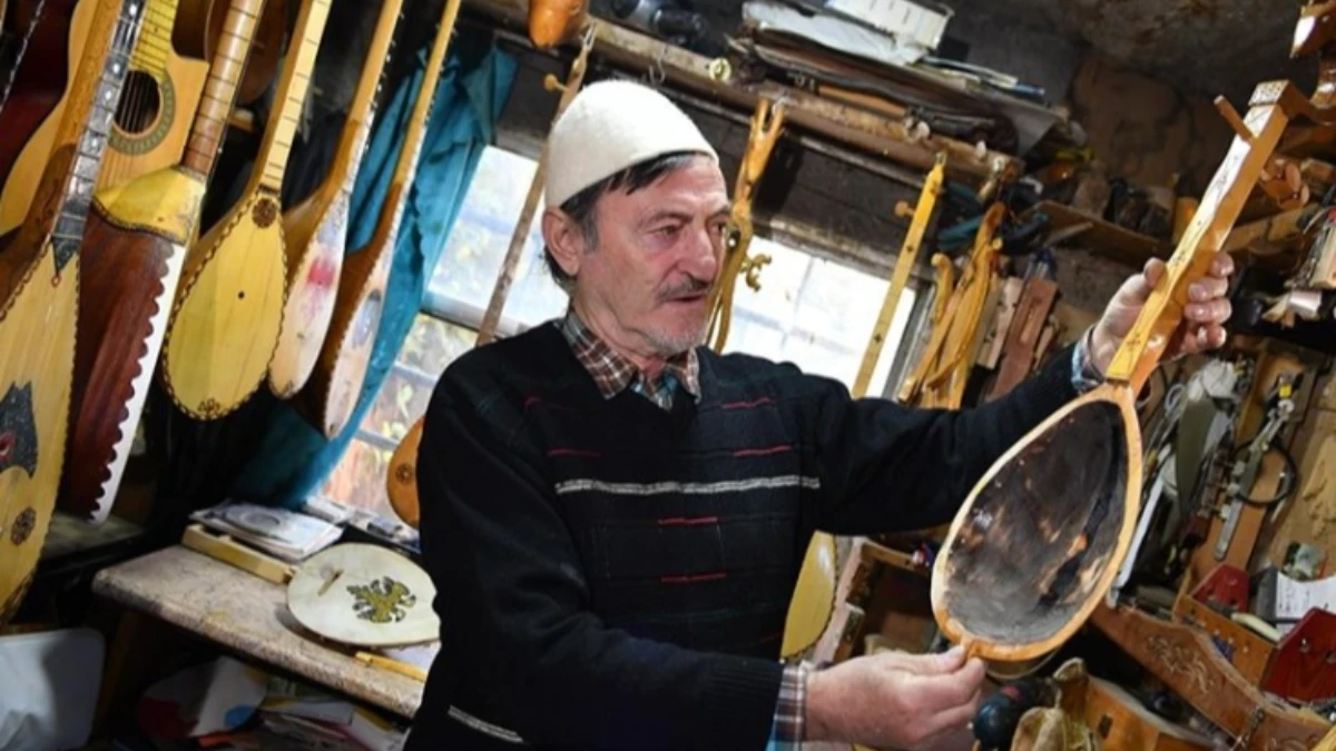 Arnavutların geleneksel m&uuml;zik aleti lahuta, ustası Alia'nın ellerinde zamana direniyor