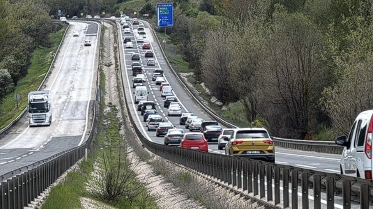 Bayram d&ouml;n&uuml;ş&uuml; yollarda başladı: Tekirdağ-İstanbul yolunda yoğunluk