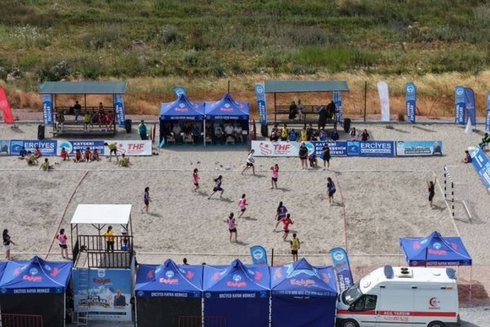 Erciyes&rsquo;te 2 bin 200 metrede plaj hentbolu