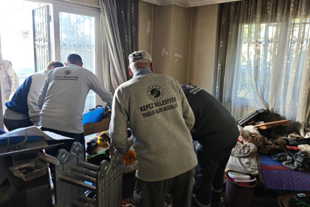 Kepez&rsquo;de evden 1 kamyon &ccedil;&ouml;p &ccedil;ıkarıldı 