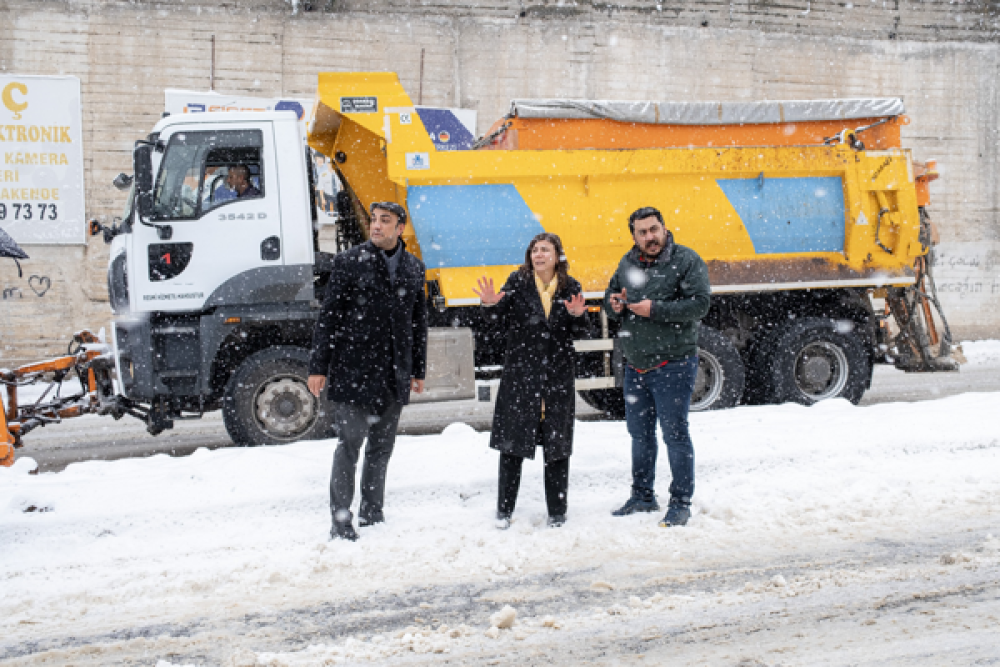 Eşbaşkan Bucak, karla m&uuml;cadele &ccedil;alışmalarını yerinde inceledi