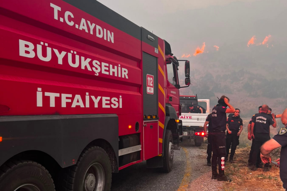 Aydın B&uuml;y&uuml;kşehir Belediyesi ekipleri &Ccedil;ine'deki orman yangınına m&uuml;dahale ediyor