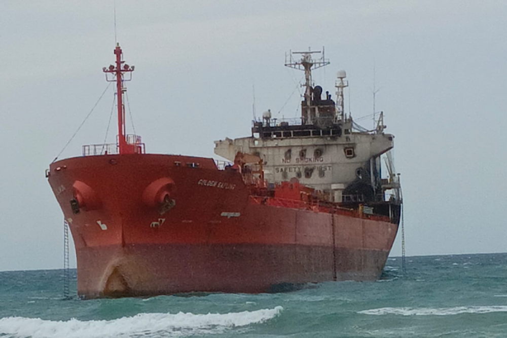 Karadeniz&rsquo;de dron saldırısı: &Ccedil;in bandıralı tanker Samsun&rsquo;da karaya oturdu