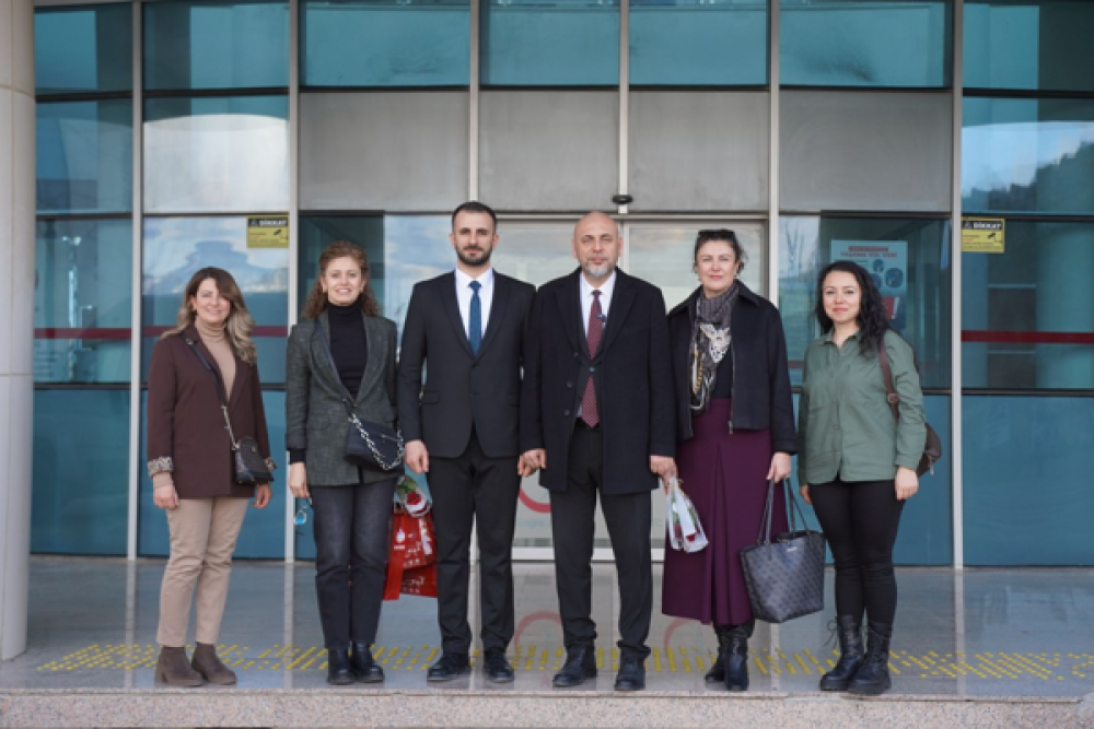 Başkan Aydın, hastanede tedavi g&ouml;ren hastaları ziyaret etti