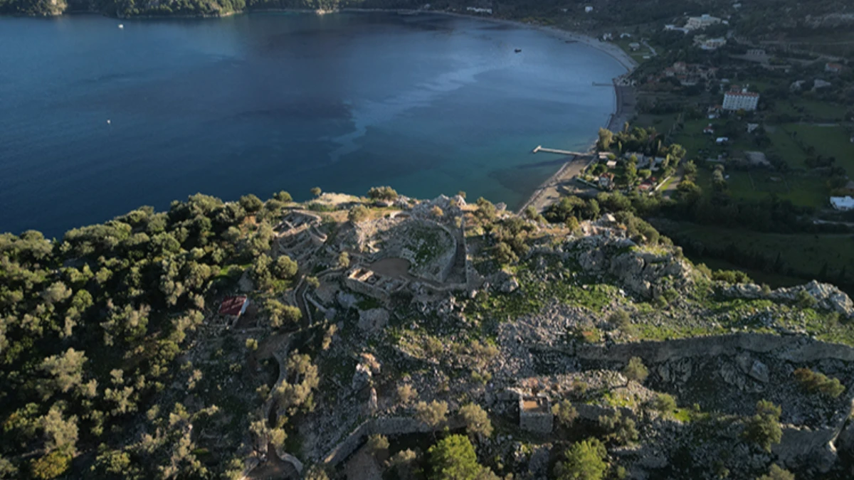 Amos Antik Kenti'nde Asur Tanrı&ccedil;ası İştar betimlemeli g&uuml;m&uuml;ş kolye bulundu