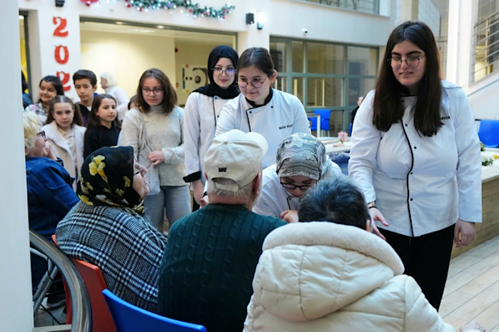 Beylikd&uuml;z&uuml;&rsquo;nde &ouml;ğrencilerden yeni yıl &ouml;ncesi huzurevine ziyaret