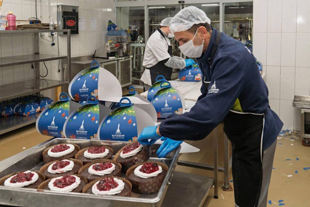 İzmir&rsquo;de yeni yıl &ouml;ncesi &ccedil;ocuklu ailelere pasta dağıtıldı