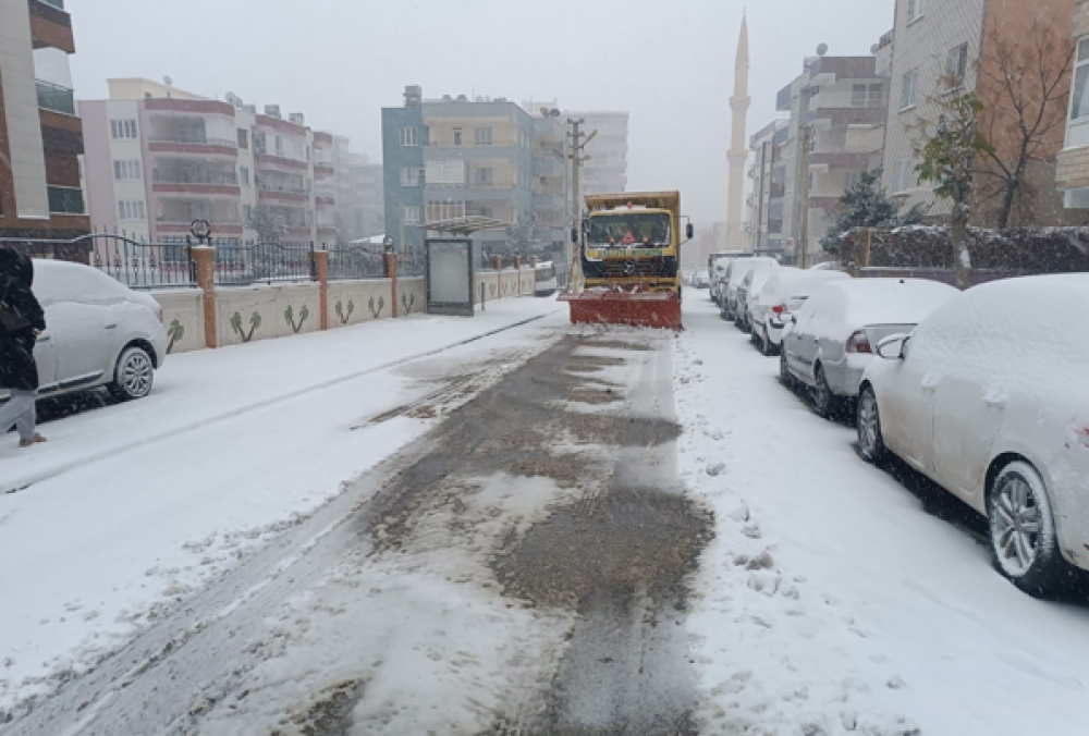 Haliliye&rsquo;de kar m&uuml;cadelesi devam ediyor