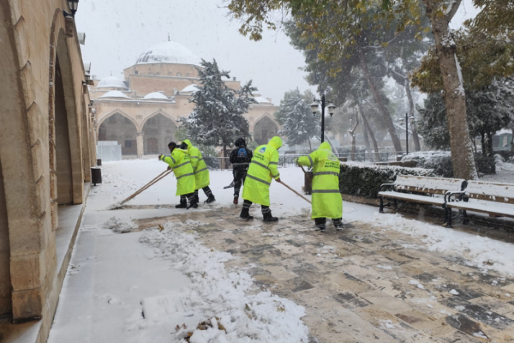 Eyy&uuml;biye&rsquo;de kar yağışına karşı &ccedil;alışmalar devam ediyor