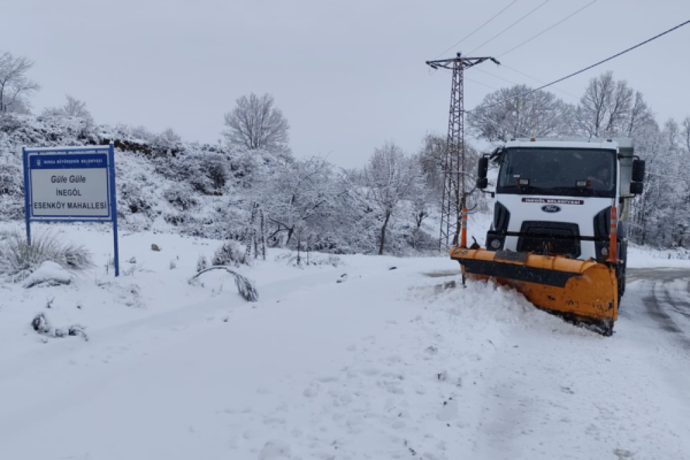 İneg&ouml;l&rsquo;de karla m&uuml;cadele &ccedil;alışmaları s&uuml;r&uuml;yor