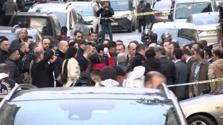 AK Parti Küçükçekmece Belediye Başkan Adayı Aziz Yeniay a silahlı saldırı düzenlendi