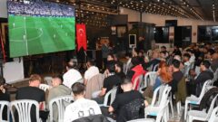 Isparta’da Beşiktaş-Marsilya maçı dev ekranda izlendi