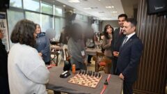 Vali Aktaş, Bizim Çocuklar Satranç Turnuvası’nın kapanış müsabakalarını izledi