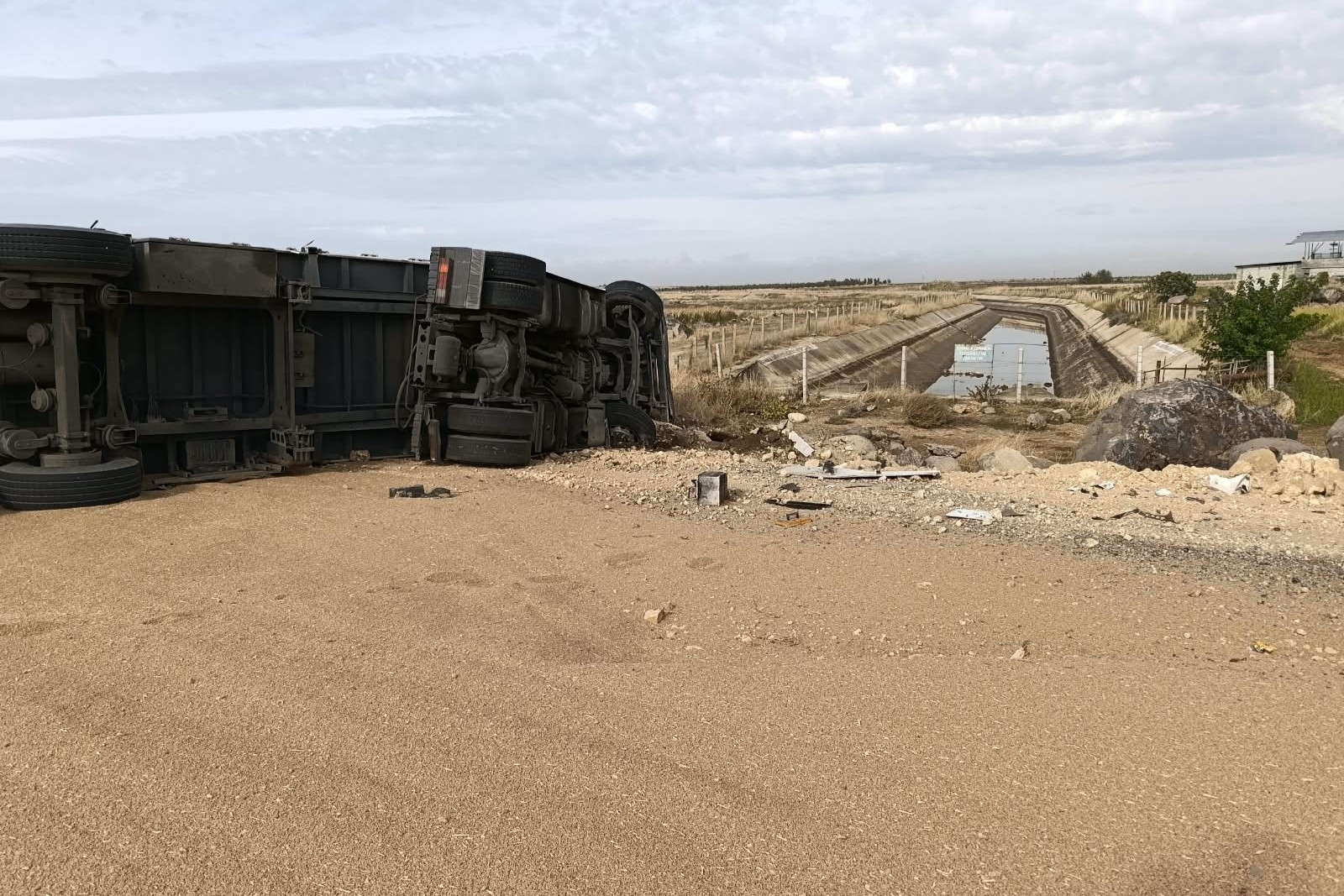 Şanlıurfa’da buğday yüklü tır devrildi: 1 yaralı