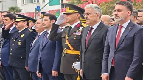 Bursa’da Cumhuriyet Bayramı kutlamaları çelenk töreniyle başladı