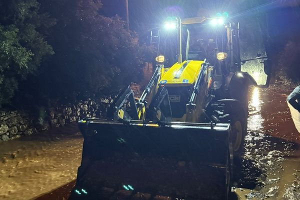 Antalya’da yağış mesaisi gece boyunca sürdü