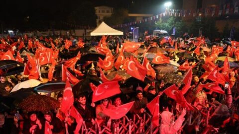 Bursa’da yağmura rağmen Cumhuriyet coşkusu yaşandı