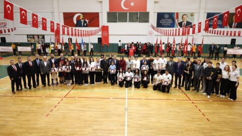 Derince’de 29 Ekim kutlamaları tören geçişiyle tamamlandı