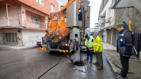 İZSU, İzmir’de yağışlara karşı çalışmalarını yoğunlaştırdı