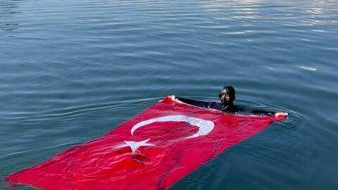 Tunceli’de Keban Barajı’nın 29 metre derinliğinde Türk bayrağı açıldı
