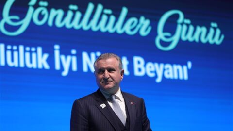 Bakan Bak: Daha yaşanabilir bir gelecek için çalışan gençlerimizle gurur duyuyoruz