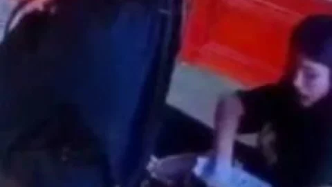 BEYOĞLU’NDA CAMİDE DÖVİZ DOLU ÇANTA ÇALINDI: POLİS 620 DAKİKALIK GÖRÜNTÜ İZLEDİ