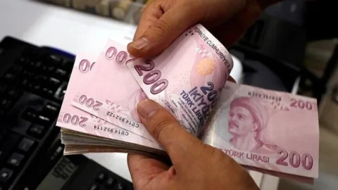Emekliye zam için ’25 bin 926 TL’ senaryosu: Ocak 2027 emekli maaşı eşiği değişebilir