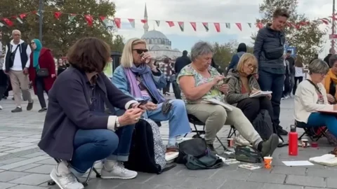 Tarihi meydan açık hava atölyesine çevrildi! Turistler tuvallerini İstanbul’la renklendirdi